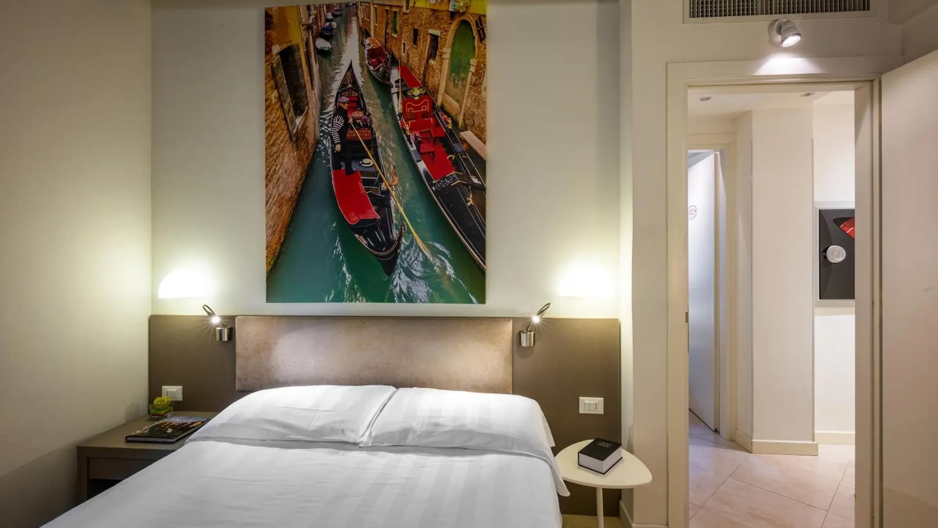 Leone Hotel Venice 3*,  Italy